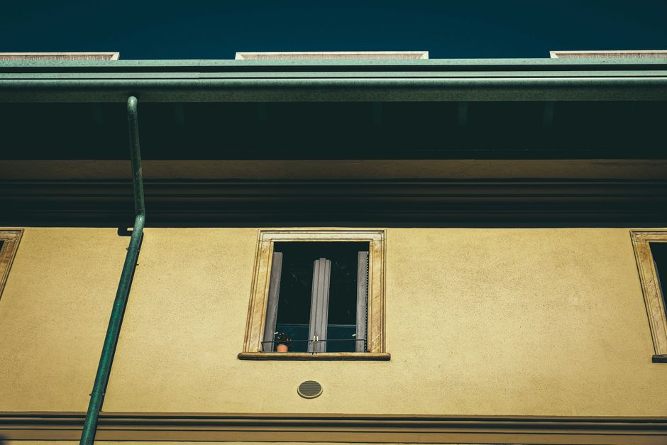 Homeowner's roofline with a newly installed seamless gutter